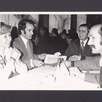 Podpisanie porozumienia z Filharmonią Poznańską w Gnieźnie w Pałacu Ślubów. Drugi z prawej Waldemar Kiełbowski, kierownik Wydziału Kultury w UM w Gnieźnie.