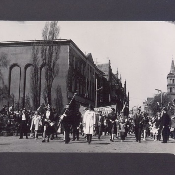 1 Maja 1972 r. w Gnieźnie. Ul. Chrobrego.