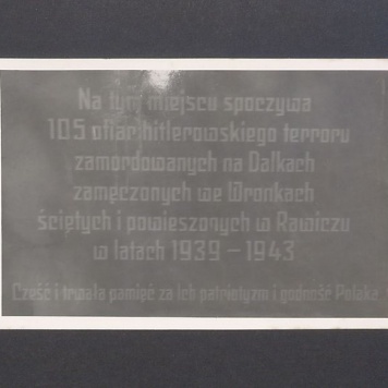 Tablica pamiątkowa. Na tym miejscu spoczywa 105 ofiar hitlerowskiego terroru zamordowanych na Dalkach, zamęczonych we Wronkach, ściętych i powieszonych w Rawiczu w latach  1939-1943.
