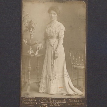 Portret młodej kobiety.