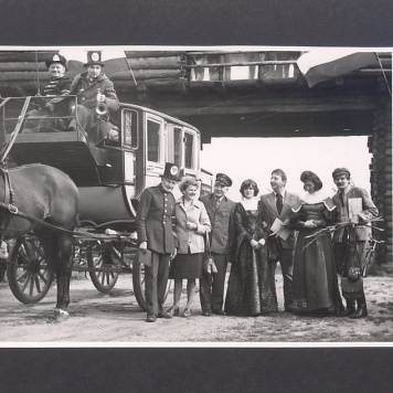 Dyliżans pocztowy w bramie lednickiej. 