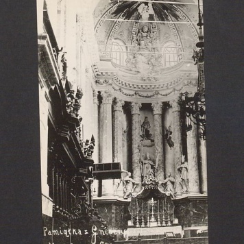 Ołtarz główny w katedrze.