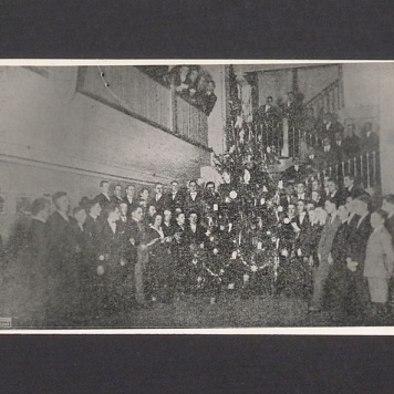 Uniwersytet Ludowy w Dalkach pod Gnieznem. Kursanci otaczający choinkę.