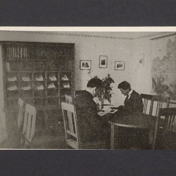 Uniwersytet Ludowy w Dalkach pod Gnieznem. Kursanci przygotowujący się w świetlicy do zajęć.