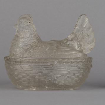 Maselniczka szklana w kształcie siedzącej kurki
