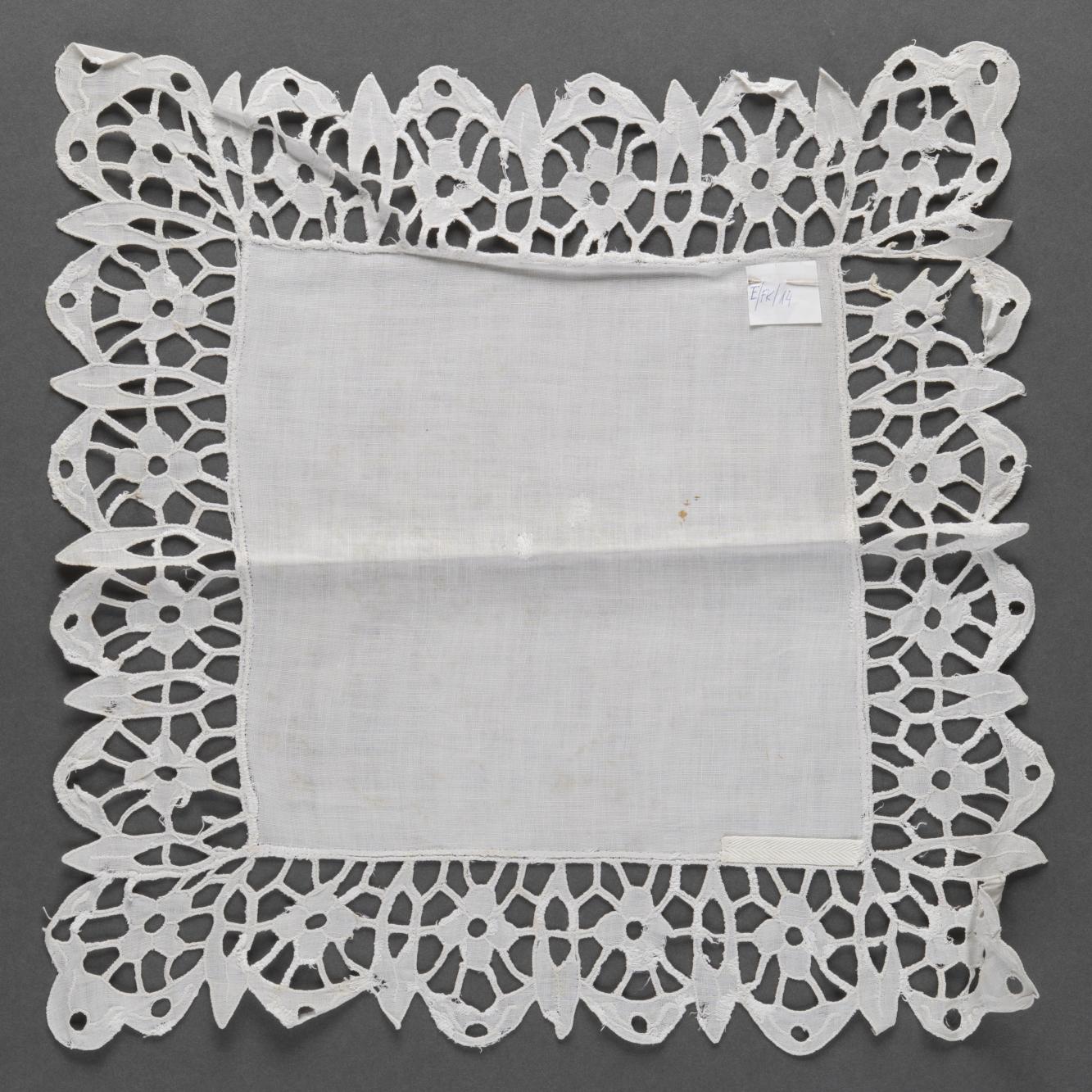 Serwetka biała z haftem richelieu